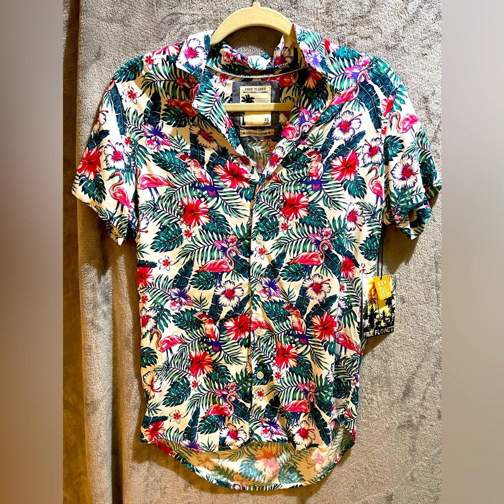 Free Planet Men Hawaiian Button Front Shirt. Size XS